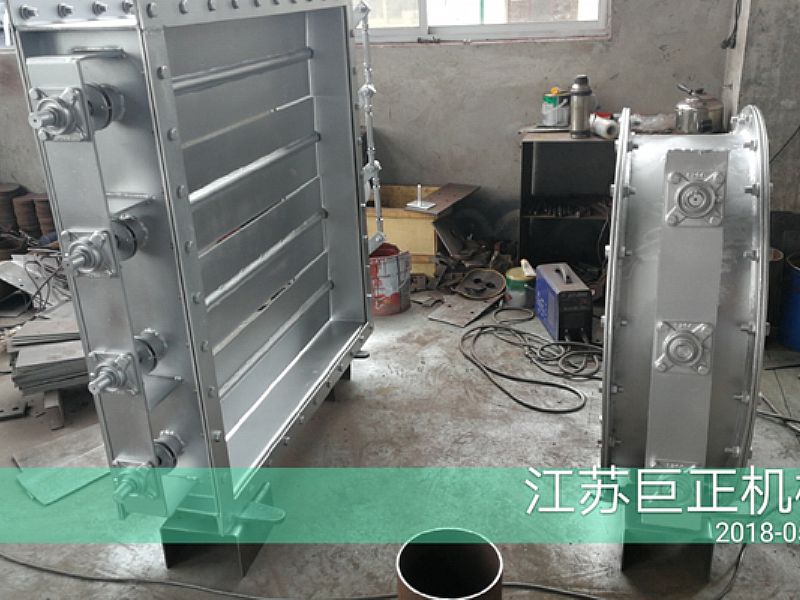 方形擋板門（寬7m），制作后期噴漆進(jìn)行中